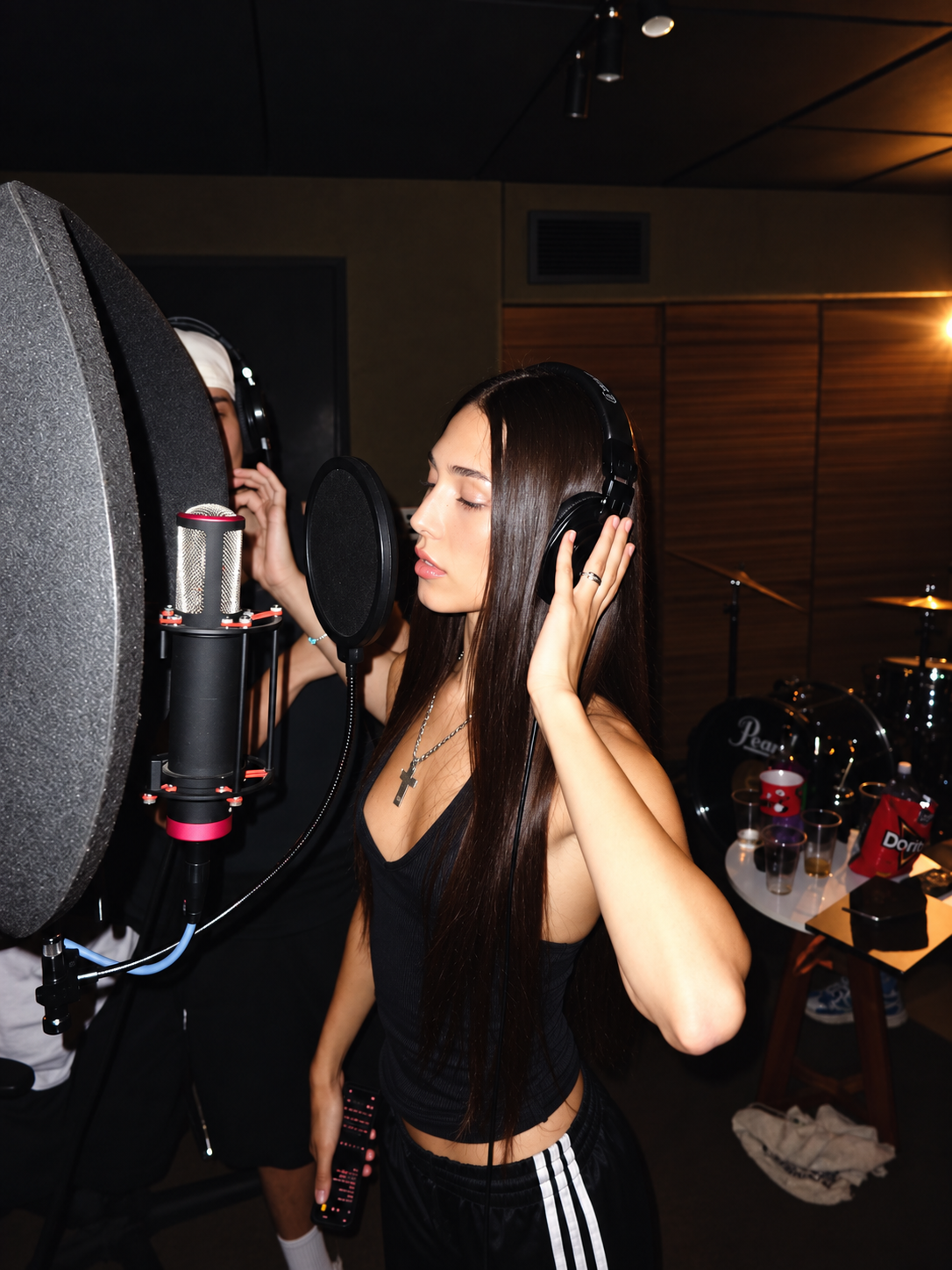 ABRILA en el estudio de grabación